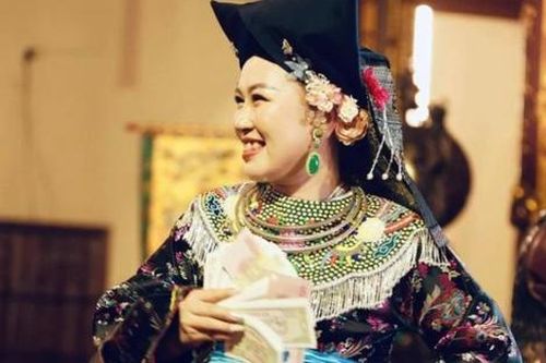 'Cô đồng bát nước' bị triệu tập, động thái mới lạ gây chú ý
