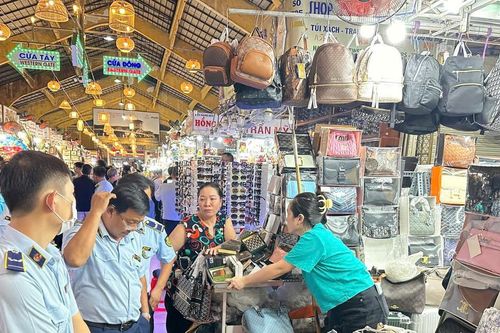 Đột kích Chợ Bến Thành, hàng trăm sản phẩm giả nhãn hiệu bị thu giữ
