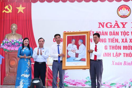 Phó Bí thư Thường trực Tỉnh ủy Lại Thế Nguyên dự Ngày hội Đại đoàn kết toàn dân tộc tại thôn Hùng Tiến