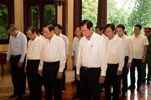 Trưởng ban Nội chính Trung ương Phan Đình Trạc viếng, dâng hương tại đền thờ Chủ tịch Tôn Đức Thắng