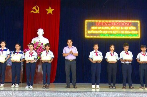 Trao 231 học bổng cho học sinh, sinh viên huyện Chợ Mới