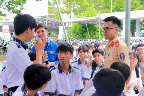 Không 'bỏ ngỏ' trách nhiệm của người lớn