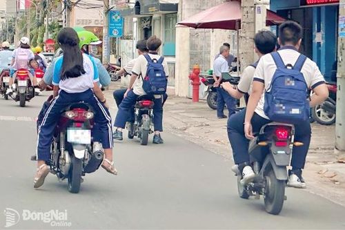 'Vẽ' đường cho học sinh chạy đúng
