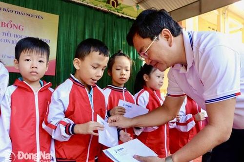 Báo Đồng Nai đã trao hơn 600 suất học bổng cho học sinh nghèo gặp khó khăn sau cơn bão số 3 tại 5 tỉnh Đông Bắc