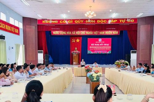 Chủ tịch Ủy ban nhân dân huyện Phú Thiện đối thoại với hội viên phụ nữ