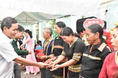 Phát huy bản sắc văn hóa và khối đại đoàn kết để xây dựng làng Kmông ngày càng phát triển