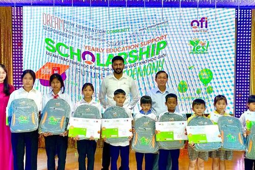 Trao 112 suất học bổng cho con em công nhân vượt khó học giỏi