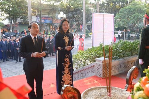 Đoàn đại biểu của tỉnh và Đoàn đại biểu tham gia Ngày hội văn hóa, thể thao và du lịch các dân tộc vùng Đông Bắc dâng hương tại Khuôn viên lưu niệm Chủ tịch Hồ Chí Minh và Tượng đài đồng chí Hoàng Văn Thụ
