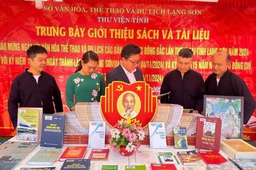 Hơn 1.000 cuốn sách và tài liệu được trưng bày chào mừng Ngày hội văn hóa, thể thao và du lịch các dân tộc vùng Đông Bắc