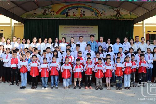 Báo Đồng Nai trao tặng 101 suất học bổng cho học sinh bị ảnh hưởng bão số 3 tại Thái Nguyên
