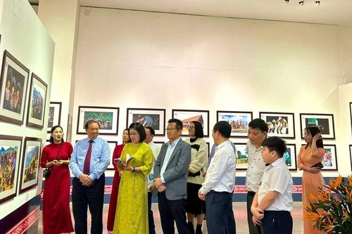 Triển lãm ảnh 'Sắc màu các dân tộc Việt Nam' tại Đắk Lắk