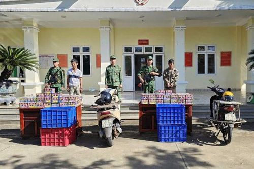 Rạng sáng, rủ nhau thồ 1,5 tạ pháo qua biên giới