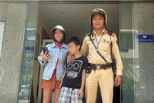 CSGT Hà Nội tìm người thân cho bé trai 10 tuổi đi lạc