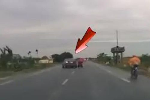 Xe máy sang đường ẩu, suýt gây tai nạn với ô tô
