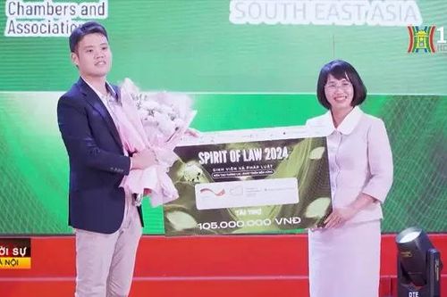 Sinh viên tìm hiểu kiến thức pháp luật