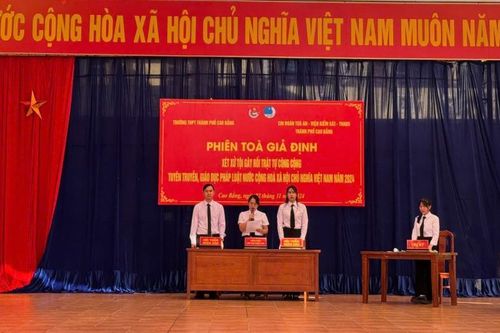 'Phiên tòa giả định' tuyên truyền pháp luật tại Trường THPT Thành phố
