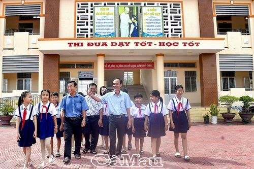 Tô thắm vườn hoa tử tếBài 1: Góp 'áo mới' cho quê hương