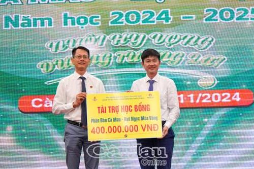 Trao 200 suất học bổng 'Phân bón Cà Mau - Hạt ngọc mùa vàng' cho học sinh THPT