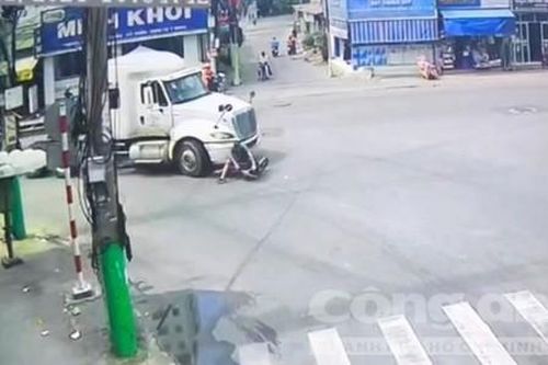 Xe container ôm cua cán một người đi xe đạp điện tử vong ở Bình Dương