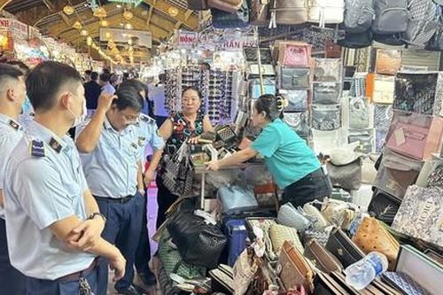 Phát hiện nhiều đồng hồ, túi xách giả mạo các thương hiệu nổi tiếng tại chợ Bến Thành