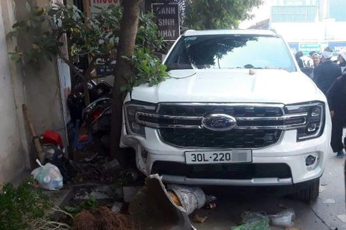 Tin tai nạn giao thông mới nhất ngày 2/11: Tạm giữ tài xế lao vào đoàn đưa tang