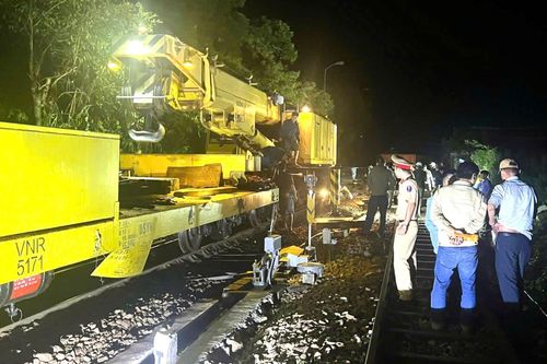 Tàu hỏa trật bánh trên đèo Hải Vân, 3 toa hàng bị lật
