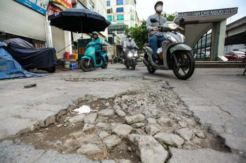 Cận cảnh 500m vỉa hè 'nát tươm' sắp được chi hơn 29 tỷ đồng để cải tạo ở Hà Nội