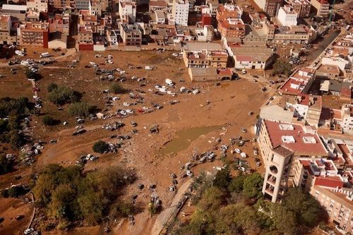Lũ quét khủng khiếp ở Tây Ban Nha: Nước ngập đến cổ mới thấy cảnh báo