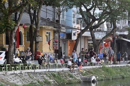 Hàng quán 'bao vây' khu tập luyện thể dục thể thao