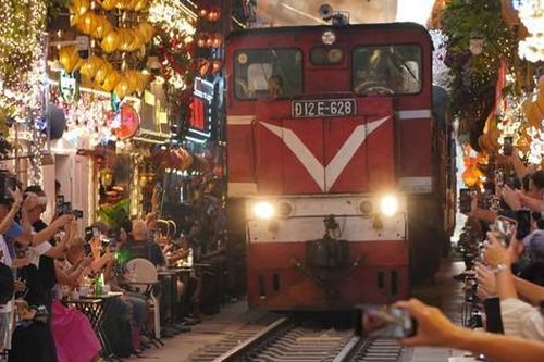 Hà Nội: Cà phê phố đường tàu vẫn 'mọc lên như nấm' bất chấp lệnh cấm