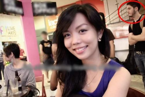 Cô gái vô tình xem lại bức ảnh 12 năm trước, run người chạy ra gọi chồng phóng to lên: Anh không ngờ!