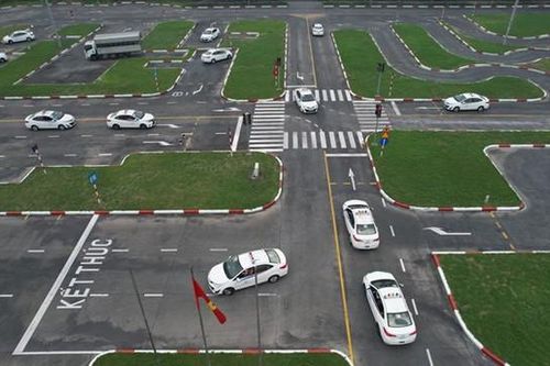 Yêu cầu rà soát lại các điều kiện, tiêu chuẩn sân tập lái xe, xe tập lái