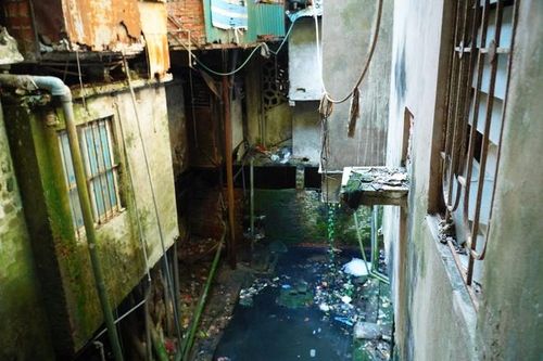 Cận cảnh khu tập thể gần 50 năm tuổi xuống cấp, ô nhiễm nghiêm trọng