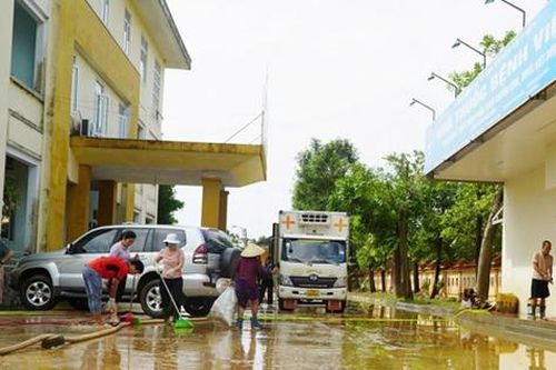 Nhân viên y tế 'xắn tay' dọn bệnh viện sau lũ rút, ổn định khám, chữa bệnh, phòng chống dịch