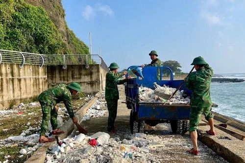 Quảng Trị: Hàng chục tấn rác ập vào đảo Cồn Cỏ sau bão số 6
