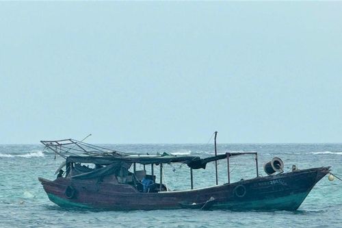Quảng Ngãi: Ngư dân phát hiện tàu lạ trôi dạt trên biển