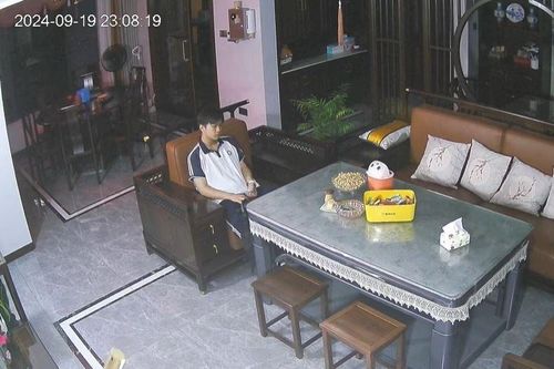 Khoảnh khắc mệt mỏi của nam sinh khiến dân mạng tranh luận