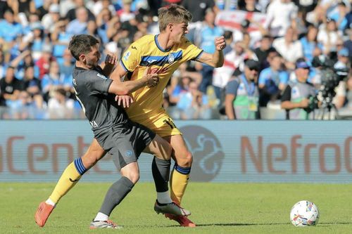 Napoli bị vùi dập trên sân nhà