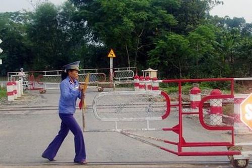 Thực hiện sửa chữa, bổ sung đầy đủ hệ thống tín hiệu tại 184 đường ngang có người gác
