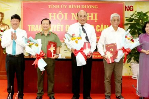 Phó Bí thư Thường trực Tỉnh ủy Bình Dương nhận quyết định nghỉ hưu