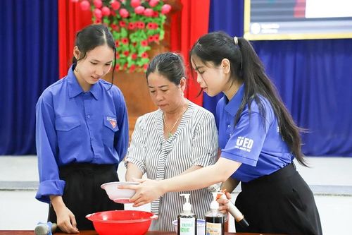 Nhóm sinh viên Sư phạm chế dung dịch tẩy rửa đa năng từ rác hữu cơ