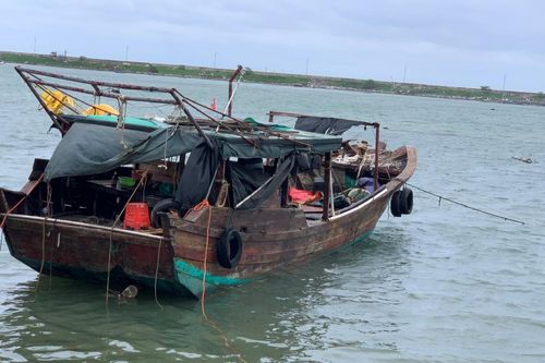 Quảng Ngãi: Ngư dân Lý Sơn phát hiện tàu lạ trôi dạt trên biển