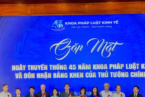 Khoa Pháp luật Kinh tế, Trường Đại học Luật Hà Nội đón nhận Bằng khen của Thủ tướng Chính phủ