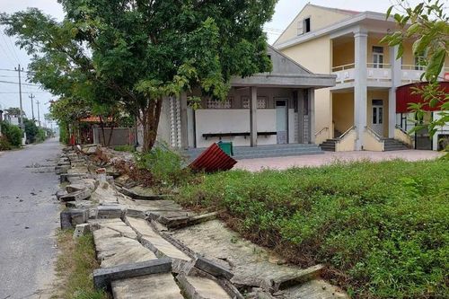 Quảng Bình: Gần 30m tường rào trường học bất ngờ đổ sập