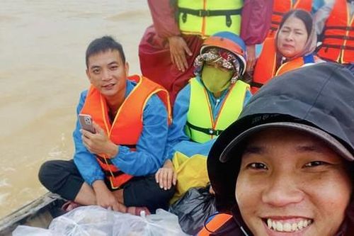 Đội SOS cứu hộ giữa 'rốn lũ'