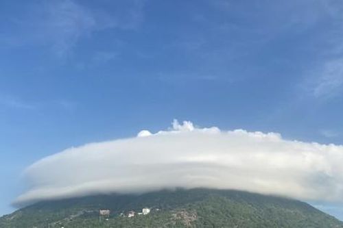 'Đĩa bay' xuất hiện ở 'nóc nhà' Đồng Nai; Bơi xuồng trong sân trường ở TP Biên Hòa