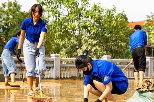 Thanh niên dọn bùn khu vực Nhà lưu niệm Đại tướng Võ Nguyên Giáp
