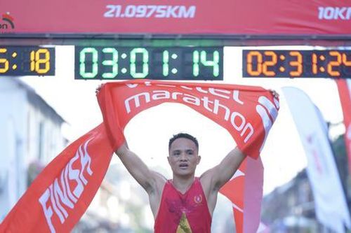 Ngỡ ngàng chân chạy nghiệp dư Việt Nam về nhất chặng đầu giải marathon xuyên 3 nước Đông Dương