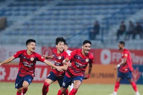 Sao ngoại bùng nổ, Công an Hà Nội lại thắng 3 sao, đánh chiếm ngôi đầu