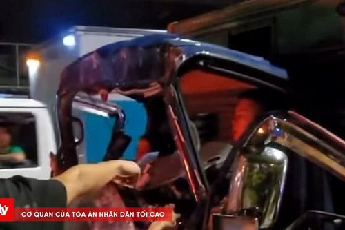 Xe tải tông đuôi container, 2 người mắc kẹt
